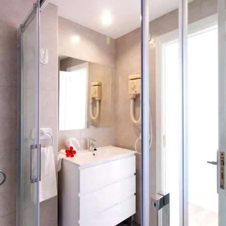 Appartement Charming Apartment, By The